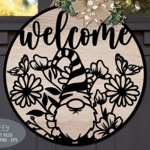 Gnome Door Hanger SVG - Welcome Sign SVG - File tagliati al laser - Butterfly SVG - Daisy SVG - Gnome SVG - Floral Door Sign - File Glowforge