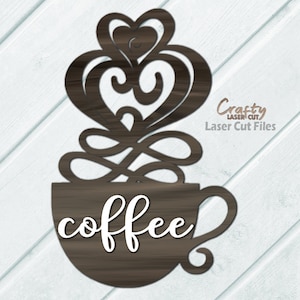 Puede incluir: Una taza de café de madera marrón con la palabra "coffee" escrita en blanco en cursiva en la parte delantera. La taza de café tiene un remolino de vapor que sale de la parte superior, en forma de corazones.