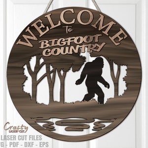 Bigfoot Country Welcome Sign SVG, Bigfoot Door Hanger SVG, File di taglio laser Glowforge, Bigfoot SVG, Forest Svg, Sasquatch Door Sign