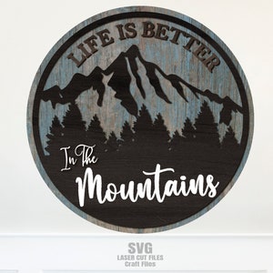 Colgador de puerta de montaña SVG - Archivos cortados con láser - Montaña SVG - Bosque Svg - Señal de puerta principal - La vida es mejor en las montañas - Archivos Glowforge