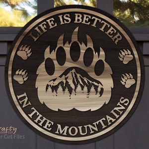 Colgador de puerta de oso SVG - Archivos cortados con láser - Oso SVG - Pata SVG - Montañas Svg - Bosque Svg - Decoración de cabina - Señal de puerta principal - Archivos Glowforge