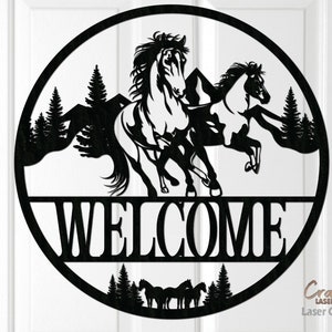 Pferd Türschild SVG - Laser Cut Dateien - Wildes Pferd SVG - Laufendes Pferd SVG - Berge SVG - Willkommensschild SVG - Glowforge Dateien