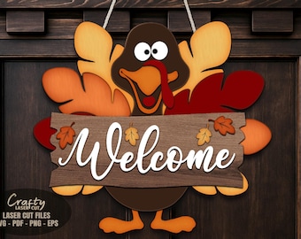 Könnte beinhalten: Ein hölzernes Willkommensschild in Form eines Truthahns mit braunem Körper, orangefarbenen und roten Federn und einem Holzschild mit der Aufschrift "Welcome". Das Schild ist mit Herbstblättern verziert.