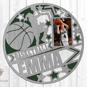 Signe de basket-ball pour filles SVG - fichiers Glowforge découpés au laser - monogramme basket-ball SVG - panneau de porte de basket-ball SVG - mégaphone Svg - cadre photo