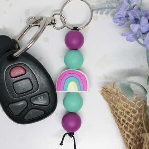 Magenta Regenbogen Silikon Perlen Schlüsselanhänger, Regenbogen-Schlüsselanhänger, Geschenke für Frauen, Schlüsselanhänger für Frauen, Regenbogen-Geschenke, heller Regenbogen-Schlüsselanhänger