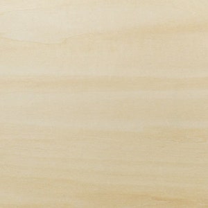 以下が含まれることがあります： 滑らかで均一な質感の薄いベージュの木材の表面のクローズアップ。木目は視覚的に確認でき、微妙なパターンを生み出しています。