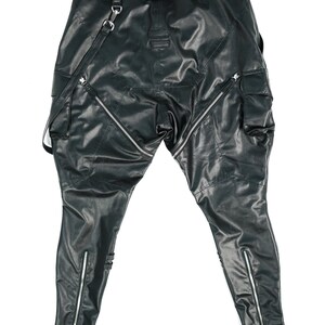 K&ouml;nnte beinhalten: Schwarze Lederhose mit mehreren Rei&szlig;verschlussdetails und einer Cargo-Tasche am rechten Bein.
