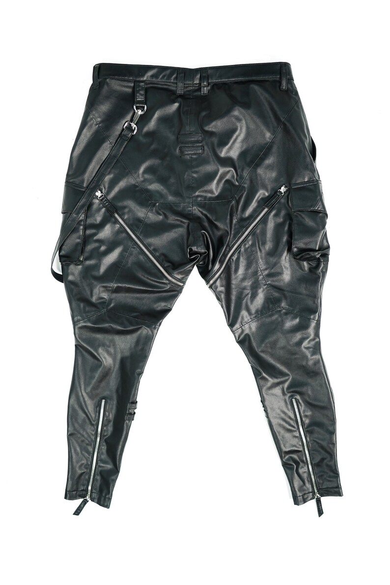 K&ouml;nnte beinhalten: Schwarze Lederhose mit mehreren Rei&szlig;verschlussdetails und einer Cargo-Tasche am rechten Bein.