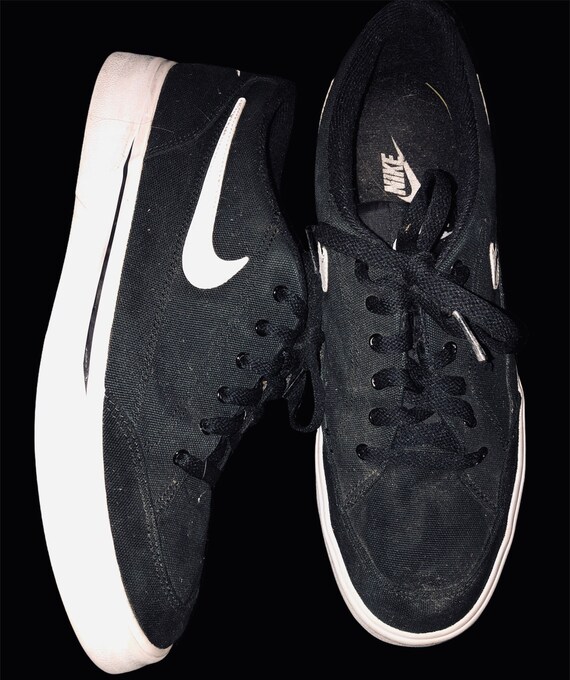 Nike men’s tie sneakers size 10.5 black canvas white striped sneakers loafers~