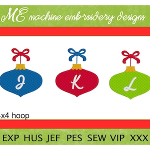 Puede incluir: Tres diseños de bordado de adornos navideños con las letras J, K y L. Los adornos son rojo, azul y verde. Los diseños son para un aro de 4x4 cm y están disponibles en los siguientes formatos: EXP, HUS, JEF, PES, SEW, VIP y XXX.