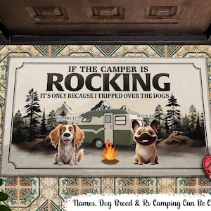 Bienvenido a Camp Pup Paradise: tapete decorativo personalizado para el hogar con diseño de perro. Regalo de inauguración de la casa para dueños de mascotas, amantes de las mascotas y amantes de los campamentos.