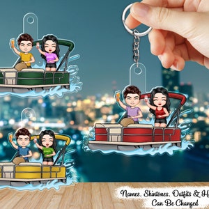 Könnte beinhalten: Acryl-Schlüsselanhänger mit einem Paar auf einem Pontonboot, die jeweils ein Getränk halten. Die Boote sind in Grün, Rot und Gelb gehalten, mit dem Text "Names, Skintones, Outfits & Hairstyles Can Be Changed" unten.