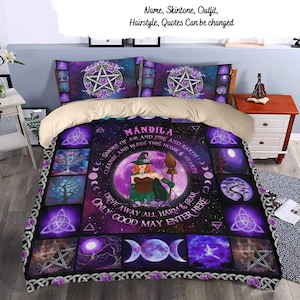 Może przedstawiać: Fioletowo-czarny zestaw pościeli z motywem Mandali z pasującymi poszewkami na poduszki. Projekt przedstawia wiedźmę z miotłą, półksiężyce, pentagramy i napis "Mandila". Zestaw zawiera kołdrę i dwie poszewki.