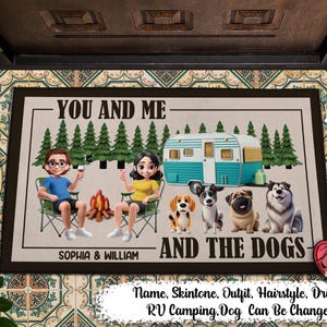 Dessin animé camping toi, moi et les chiens - paillasson personnalisé, cadeaux de camping, paillasson de camping-car, paillasson de camping, couple de camping assis