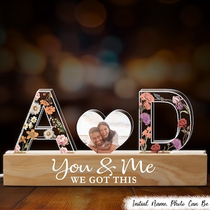 Luz de noche LED de acrílico personalizada con foto insertada con tema floral e iniciales de pareja, luz de noche con nombre personalizado, regalo de aniversario, regalo de boda