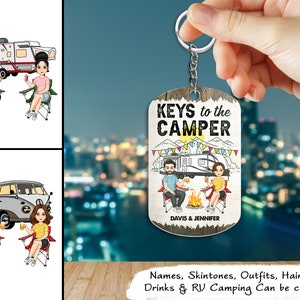 Home Is Where We Park It Cartoon stel - cadeau voor kampeerliefhebbers - gepersonaliseerde acrylsleutelhanger - cadeau voor kamperend stel, campercadeau