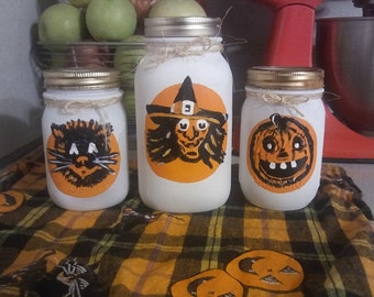 Ensemble de pot de maçon d’Halloween. Trois pots de caractère d’Halloween peints à la main