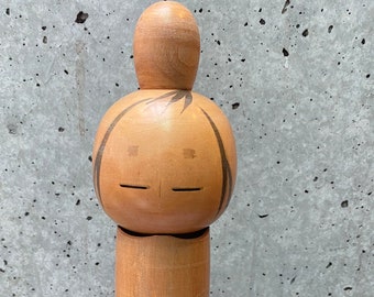 Stara japońska lalka Kokeshi z drewna. Lalka Kokeshi