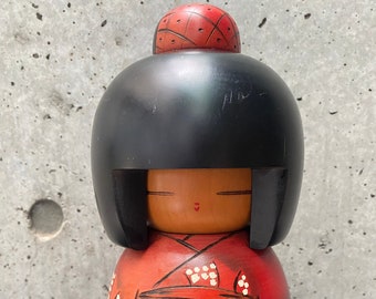 Stara japońska lalka Kokeshi z drewna. Lalka Kokeshi