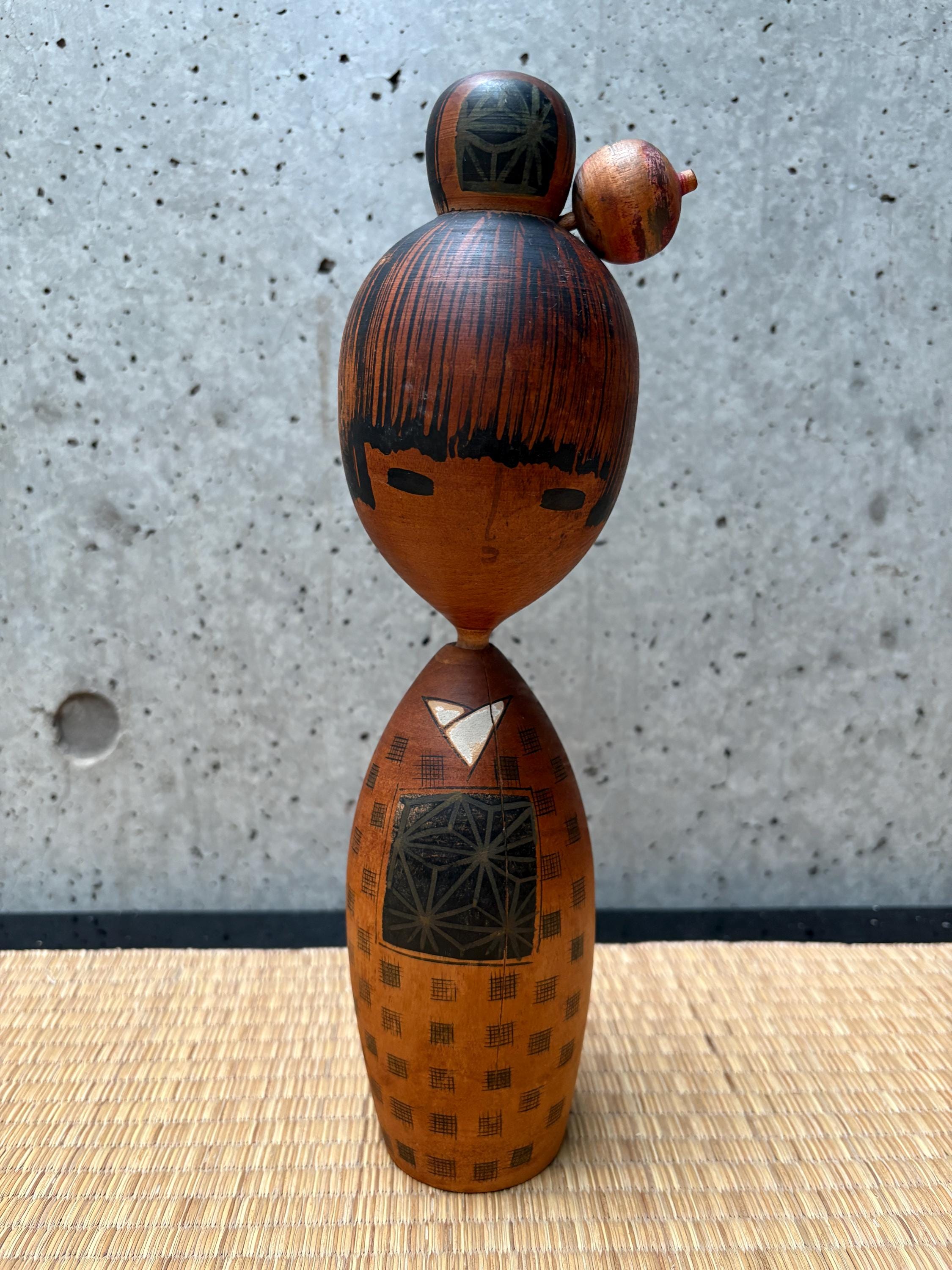 Stara japońska lalka Kokeshi z drewna. Lalka Kokeshi