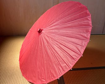 Authentieke Japanse Wagasa. Japanse vintage papieren paraplu. Koraalkleur: