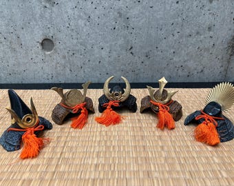 南部鉄の兜とそれをのせる座布団 鉄製の兜と枕付きの侍ヘルメット 日本の南部鉄器工芸品 装飾置物 #7058