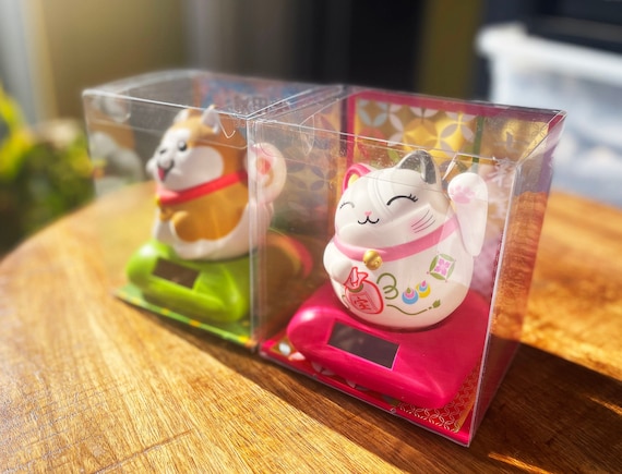 Solar Powered Wagging Tail Akita Dog | Maneki-inu | Beckoning Dog
