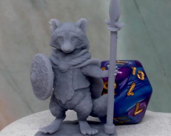 Modèle miniature de paladin raton laveur.  Impression 3D en résine pour D&D, jeux de table