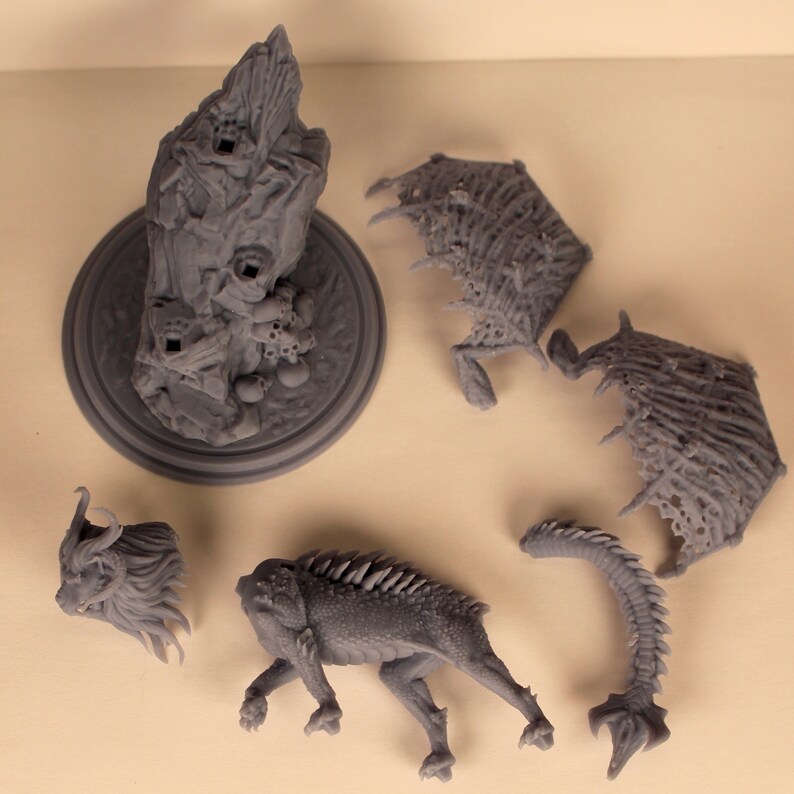 Puede incluir: Un kit de modelo de drag&oacute;n en miniatura impreso en 3D de color gris. El kit incluye una cabeza de drag&oacute;n, un cuerpo, alas, cola y una base. El drag&oacute;n es de estilo fant&aacute;stico con un dise&ntilde;o detallado.