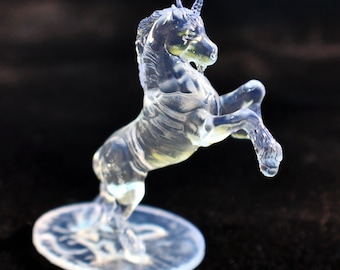 Modèle miniature bondissant de licorne, impression 3D en résine.  Disponible imprimé, apprêté ou peint !
