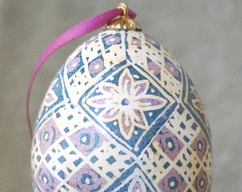Traditional Ukrainian-style Batik Chicken Egg Ornament / Pysanka / Pysanki / Pysanky / Wax Resist / Easter Egg