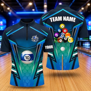 Puede incluir: Un polo azul oscuro y verde azulado con cremallera corta que presenta un gráfico de una bola de billar número 10 en el frente. La parte posterior muestra un grupo de bolas de billar, un taco y el texto "TEAM NAME" y "YOUR".