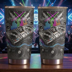 Op de afbeelding: Twee roestvrijstalen bekers met een grafische print van een DJ-mengpaneel, koptelefoon en grote luidsprekers. Het ontwerp bevat een kleurrijke equalizer, podiumverlichting en de tekst DJ SMITH op het oppervlak van het mengpaneel.