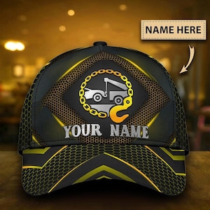 Puede incluir: Gorra de béisbol negra y amarilla con un diseño de grúa. La gorra presenta el texto "YOUR NAME" en blanco, con un gráfico de grúa dentro de un círculo de cadena. También son visibles las palabras "NAME HERE".
