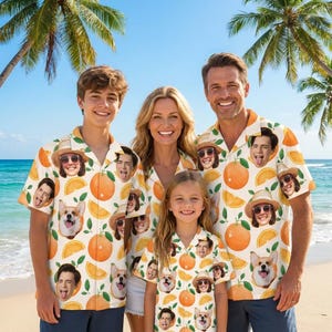 Könnte beinhalten: Eine vierköpfige Familie trägt passende kurzärmelige Hemden. Die Hemden zeigen ein sich wiederholendes Muster aus Orangen, Hundegesichtern und menschlichen Gesichtern. Der Hintergrund ist eine Strandszene mit Palmen und blauem Himmel.
