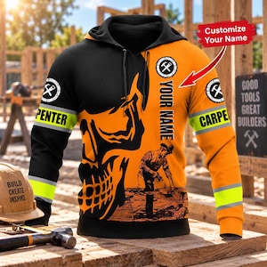 Könnte beinhalten: Ein schwarz-oranger Kapuzenpullover mit einer großen Grafik eines Totenkopfes und eines Zimmermanns bei der Holzarbeit. Das Design enthält den Text "CARPENTER" und "YOUR NAME" sowie ein kreisförmiges Hammer- und Sägelogo. Er hat reflektierende Streifen.