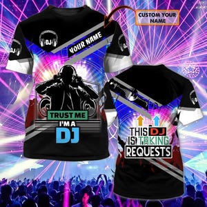 Könnte beinhalten: Schwarz-blaues T-Shirt mit einem DJ-Motiv, dem Text "Trust me I'm a DJ" und den Worten "This DJ is taking requests".