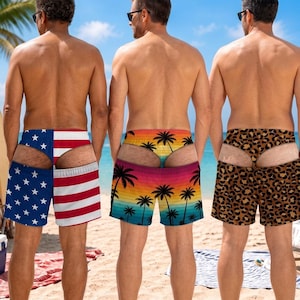 Può includere: Tre paia di costumi da bagno con motivi distinti: uno con il design della bandiera americana, uno con stampa di tramonto e palme e uno con stampa leopardata marrone e nera. Ogni costume presenta un design unico con ritagli sul retro.