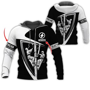 Op de afbeelding: Zwart-witte hoodie met een afbeelding van twee elektriciens op een elektriciteitspaal. De hoodie heeft een bliksemlogo en de tekst "YOUR NAME". De mouwen hebben de woorden "ELECTRICIAN" en "ELECTRIC".