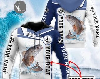 Könnte beinhalten: Ein langärmeliger Kapuzenpullover in Blau und Weiß mit einer Grafik eines Rotbarsches, Wasserspritzern und Ankersymbolen. Das Design enthält den vertikalen Schriftzug YOUR NAME und YOUR BOAT sowie einen Platzhalter für individuellen Text.