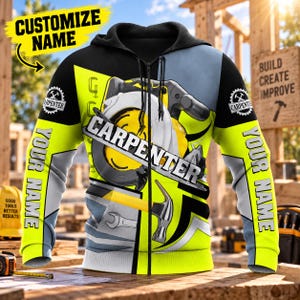 Può includere: Una felpa con zip e cappuccio nera, grigia e giallo neon con una grafica di sega circolare, la parola CARPENTER e un'illustrazione di martello. Le maniche e i pannelli frontali includono aree di testo per un nome personalizzato e un logo.