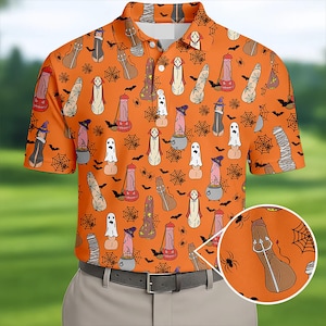 Könnte beinhalten: Ein orangefarbenes Kurzarm-Poloshirt mit einem durchgehenden Muster aus phallischen Cartoon-Figuren in verschiedenen Halloween-Kostümen, darunter Geister, Vampire und Hexen, durchsetzt mit schwarzen Spinnennetzen, Spinnen und Fledermäusen.