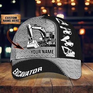 Peut inclure: Une casquette de baseball grise et noire avec un motif d'excavatrice et le texte "Excavator" sur le devant. La casquette comporte également le texte "Your Name" et une série de petits motifs d'excavatrice sur le côté.
