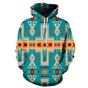 Könnte beinhalten: Ein türkisfarbener Kapuzenpullover mit einem geometrischen Muster in Beige, Rot, Orange und Gelb. Das Design zeigt sich wiederholende Formen und Linien, die eine vom Südwesten oder von den amerikanischen Ureinwohnern inspirierte Ästhetik schaffen. Der Hoodie hat eine Kapuze mit Kordelzug und eine Kängurutasche.