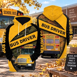 Könnte beinhalten: Ein gelb-schwarzer Kapuzenpullover mit Schulbus-Grafik, dem Text BUS DRIVER und einer Kapuze mit weißen Kordelzügen. Das Design zeigt eine Vorderansicht eines Schulbusses auf der Vorderseite und eine Rückansicht auf der Rückseite.