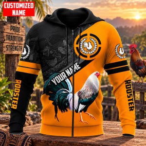 Peut inclure: Un sweat à capuche zippé noir et orange avec un motif de coq, le texte "YOUR NAME" et "ROOSTER" sur les manches, et un emblème circulaire avec une silhouette de coq. Le design inclut une scène de ferme et un espace pour un nom personnalisé.