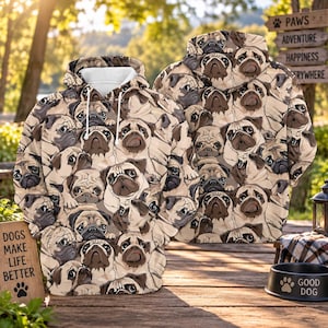 Könnte beinhalten: Ein beigefarbener Kapuzenpullover mit einem durchgehenden Muster aus Mops-Gesichtern mit dunkelbraunen Ohren und Schnauzen. Der Hoodie verfügt über eine weiße Kordel am Halsausschnitt und lange Ärmel mit einem durchgehenden Grafikdruck.