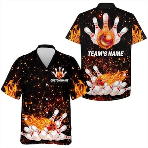 Puede incluir: Camisa negra y naranja con botones de temática de bolos con llamas y bolos. La camisa tiene el texto "TEAM'S NAME" y "CUSTOM NAME".