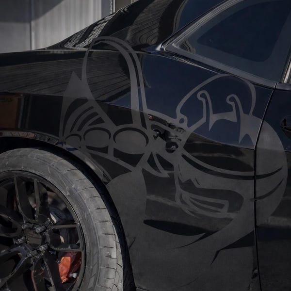 Humla på sidan av bilen