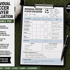 Könnte beinhalten: Ein schwarzes Klemmbrett mit einem individuellen Fußballspieler-Bewertungsformular in Blau und Weiß. Das Formular enthält Felder für Spielerdetails, Fähigkeitsbewertungen, Stärken, Verbesserungsbereiche und Entwicklungsziele, ergänzt durch einen schwarzen Stift.
